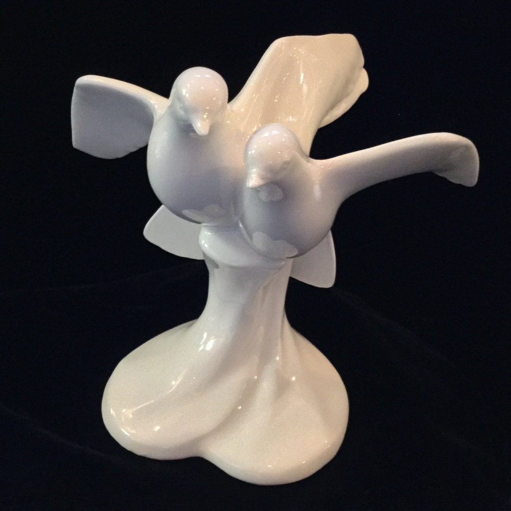 ROYAL DOULTAN Dove Figurine